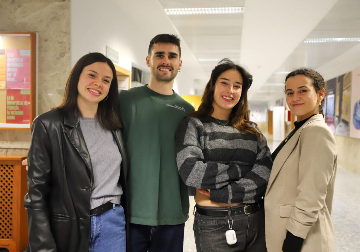 Alícia Bonorat, Álvaro López, Malén Chapa y Lucía LLobell reunidos en el Campus de Blasco Ibáñez de la Universitat de València