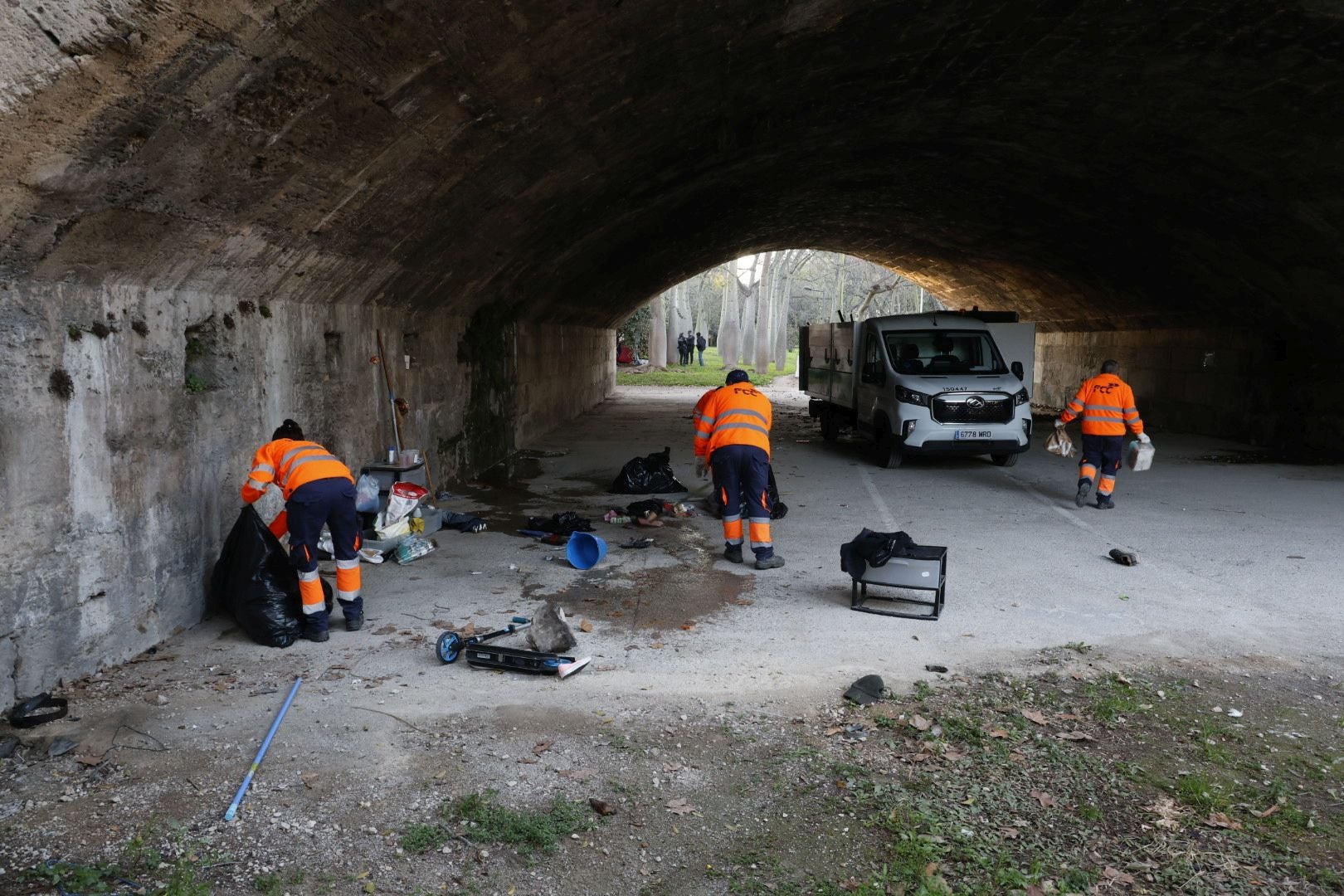 Fotos de la limpieza de los puentes en Valencia