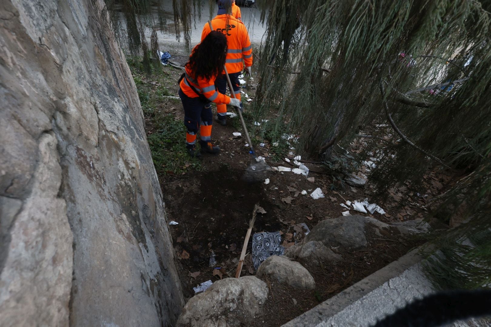 Fotos de la limpieza de los puentes en Valencia