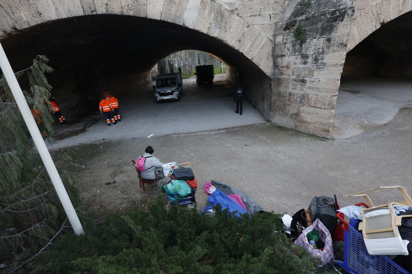 Fotos de la limpieza de los puentes en Valencia