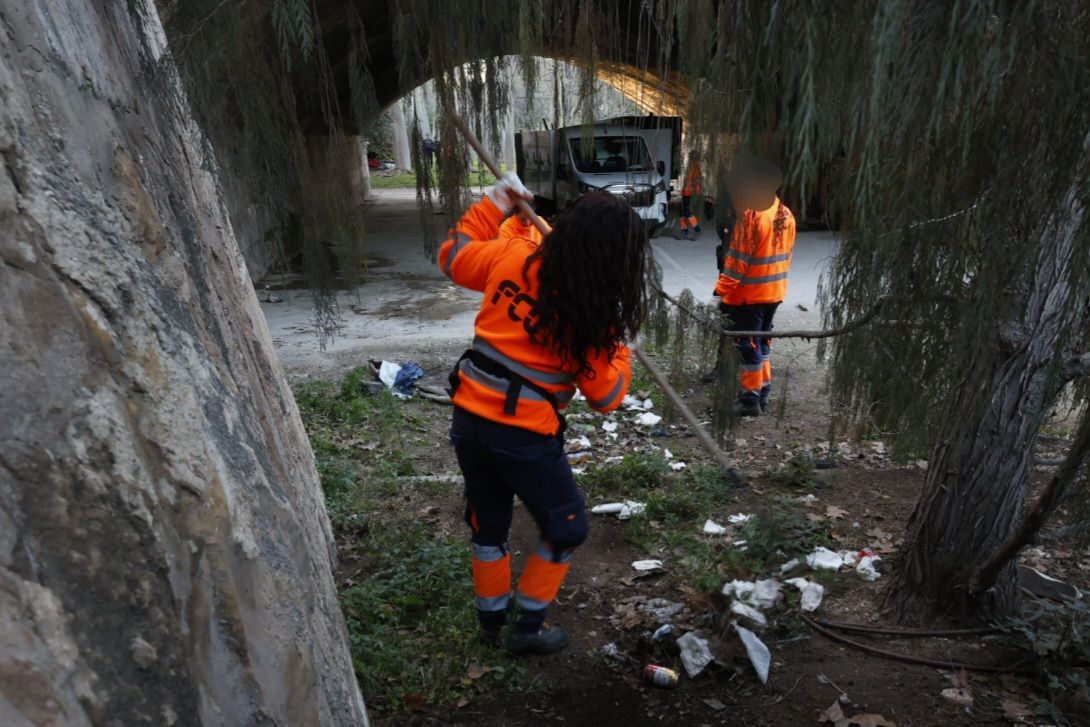 Fotos de la limpieza de los puentes en Valencia