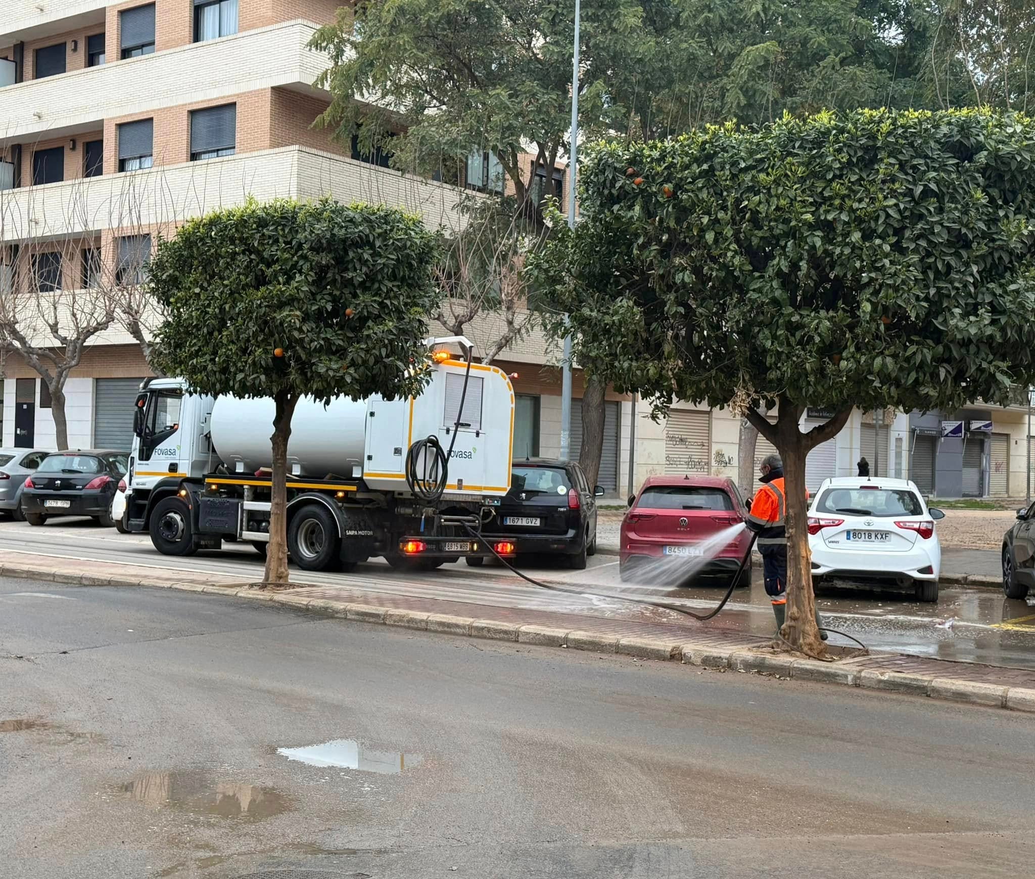 Un operario limpia una calle de Massanassa.