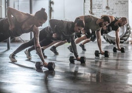 Diversas personas practican CrossFit.