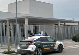 Vigilancia policial a las puertas de uno de los colegios desalojados.