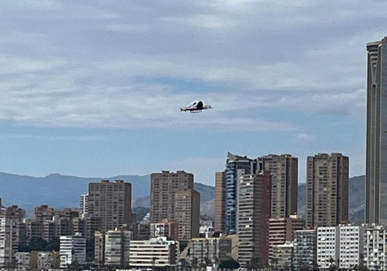 El aerotaxi sobrevolando Benidorm.