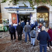 Varios jugadores buscan su boleto de Lotería Nacional, imagen de archivo.