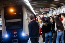 Viajeros de Metrovalencia esperan en el andén durante una jornada de huelga, este mes de febrero.