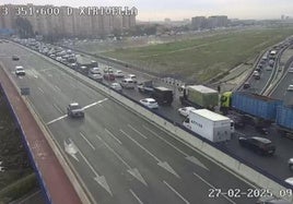 Atasco de entrada a Valencia por la A-3, este jueves, visto desde las cámaras de la Dirección General de Tráfico.