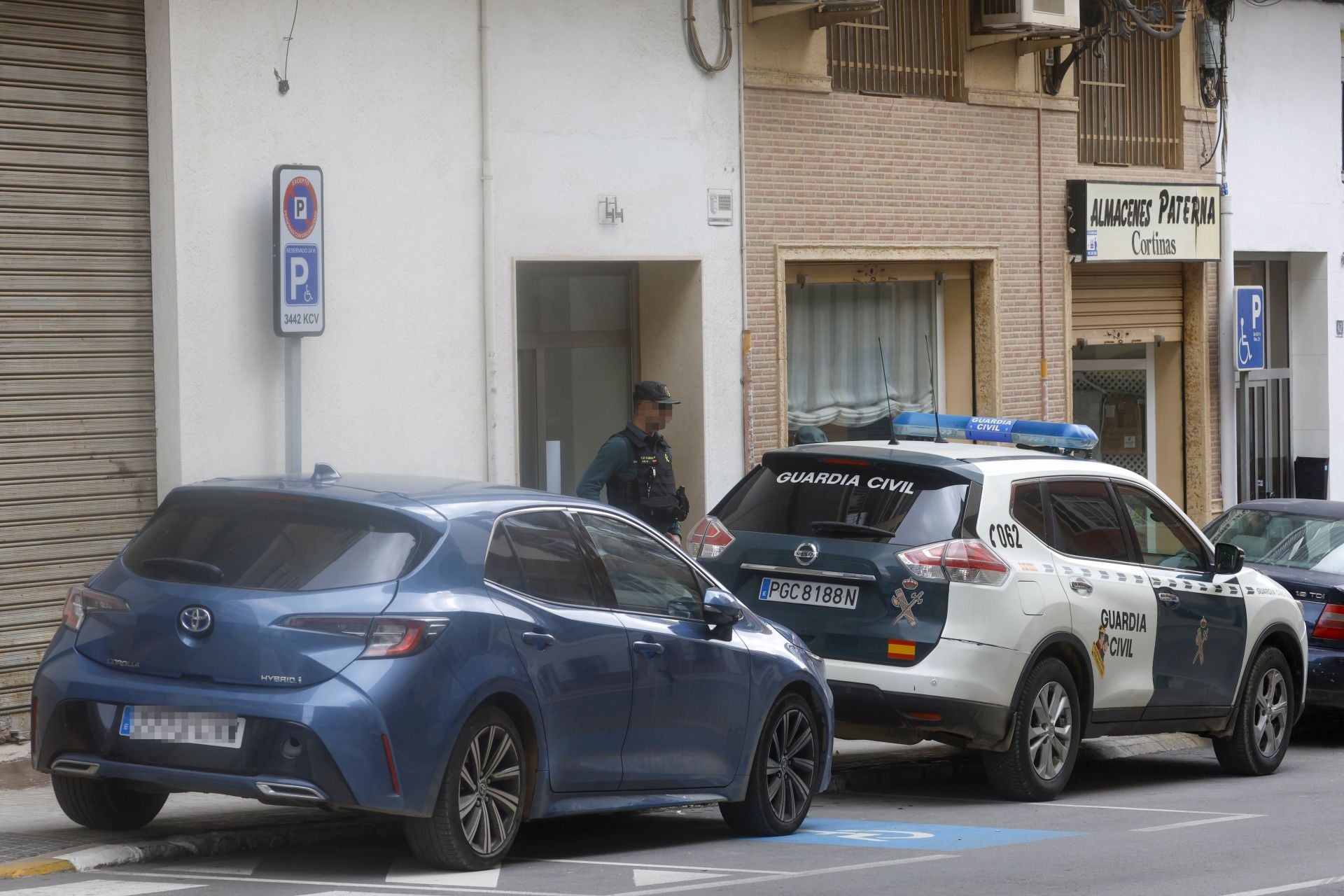 Trasladan al detenido por mandar amenazas de bomba en colegios de Valencia a su domicilio para la reconstrucción de los hechos