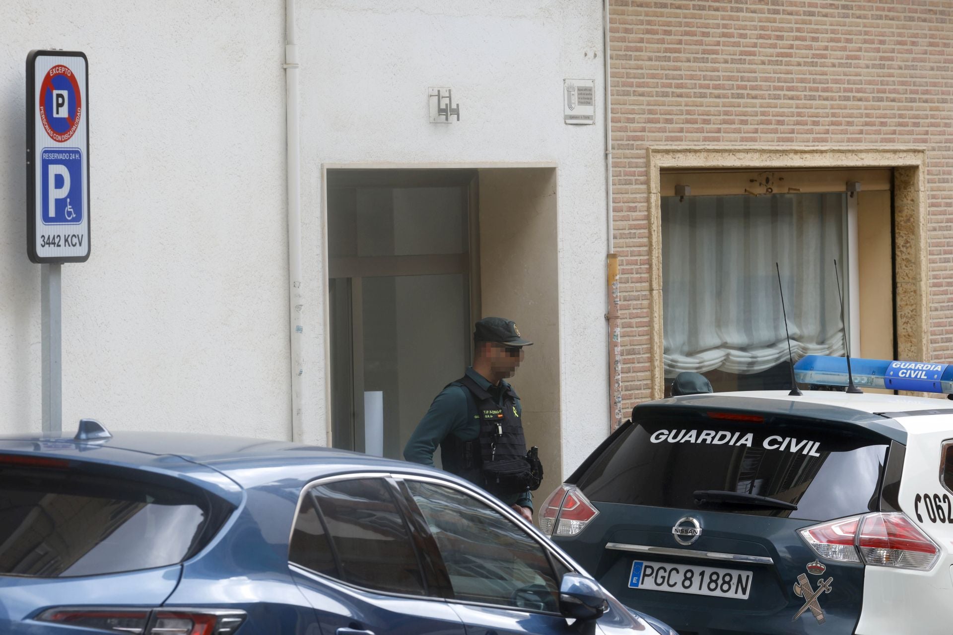 Trasladan al detenido por mandar amenazas de bomba en colegios de Valencia a su domicilio para la reconstrucción de los hechos