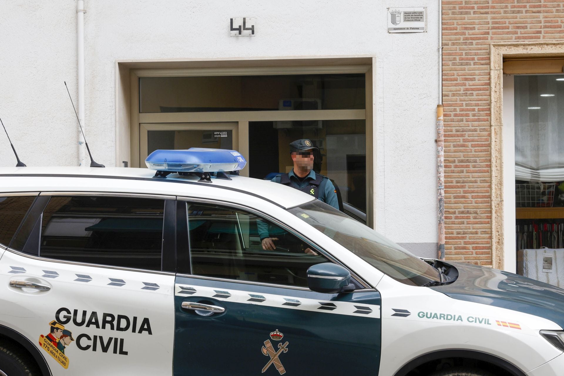 Trasladan al detenido por mandar amenazas de bomba en colegios de Valencia a su domicilio para la reconstrucción de los hechos