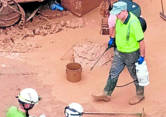 Sebastián desinfecta las calles de Alfafar pocos días después de la dana.