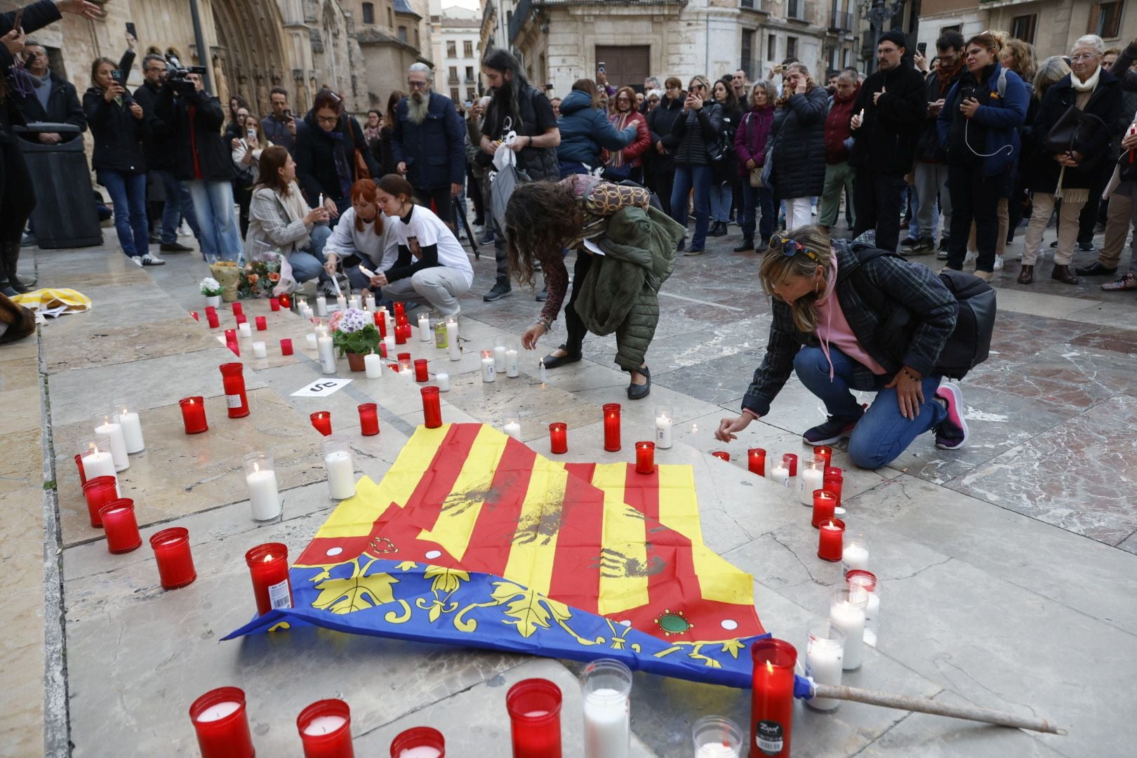 FOTOS | Concentración en Valencia contra la gestión de la dana y en recuerdo de las víctimas