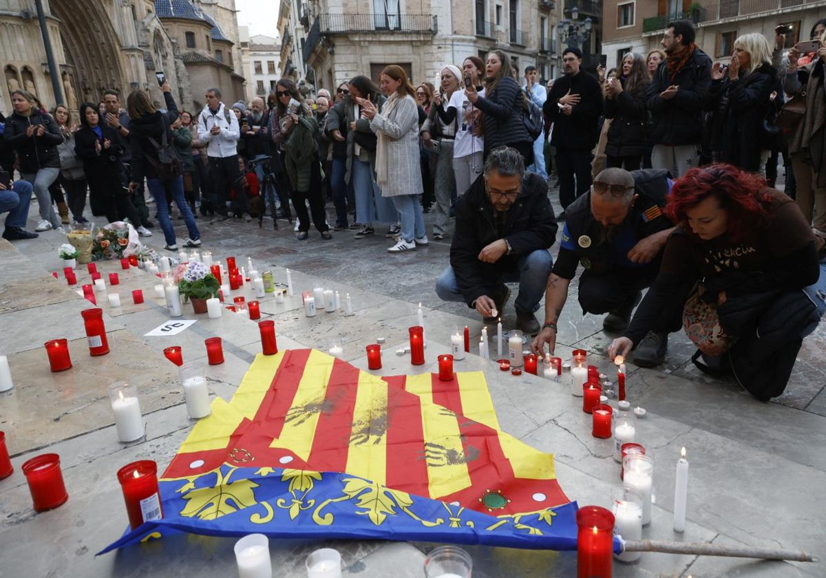 FOTOS | Concentración en Valencia contra la gestión de la dana y en recuerdo de las víctimas