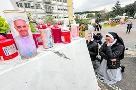 Feligresas rezan por la salud del Papa Francisco.