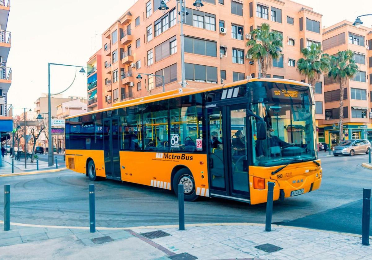 Un autobús metropolitano en una imagen facilitada por la Generalitat.