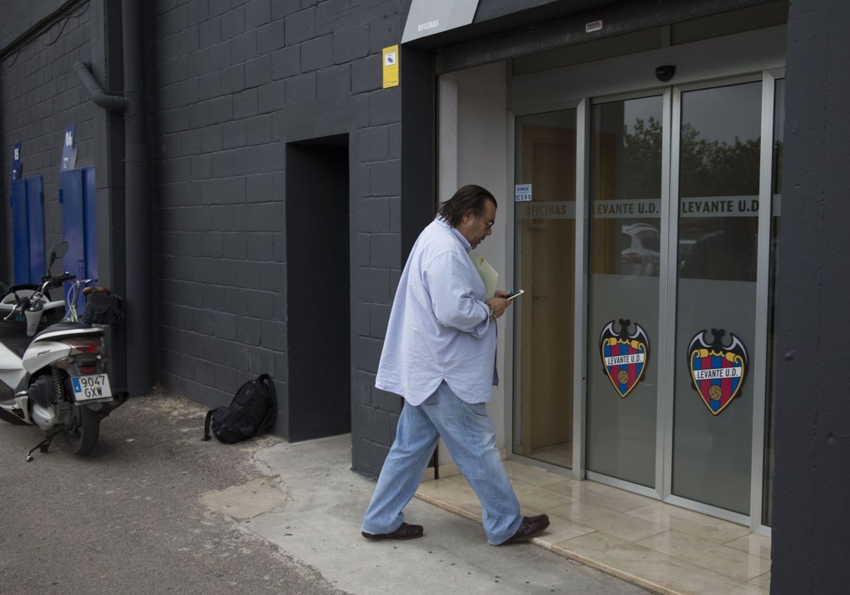 Miguel Ángel Ruiz entra a las oficinas del Ciutat de Valencia