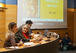 Emil Ferris junto a Marta, la traductora, y a Álvaro Pons, el moderador.