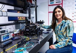 Ivana Gasulla, en su laboratorio de la Universidad Politécnica de Valencia.