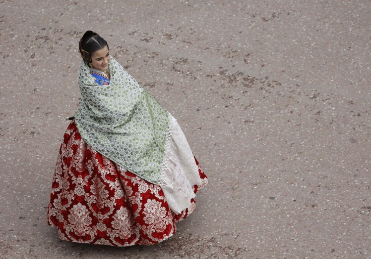 Una fallera arropada con el pañolón.