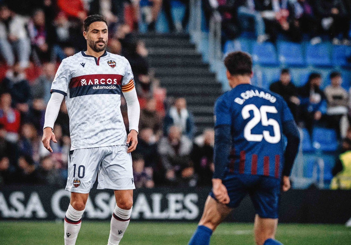 Vicente Iborra, controla el balón en una acción contra el Eldense.