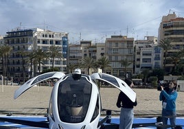 Un coche como los de Futurama sobrevuela Benidorm