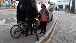 Entrega de bicicleta en el Raval.