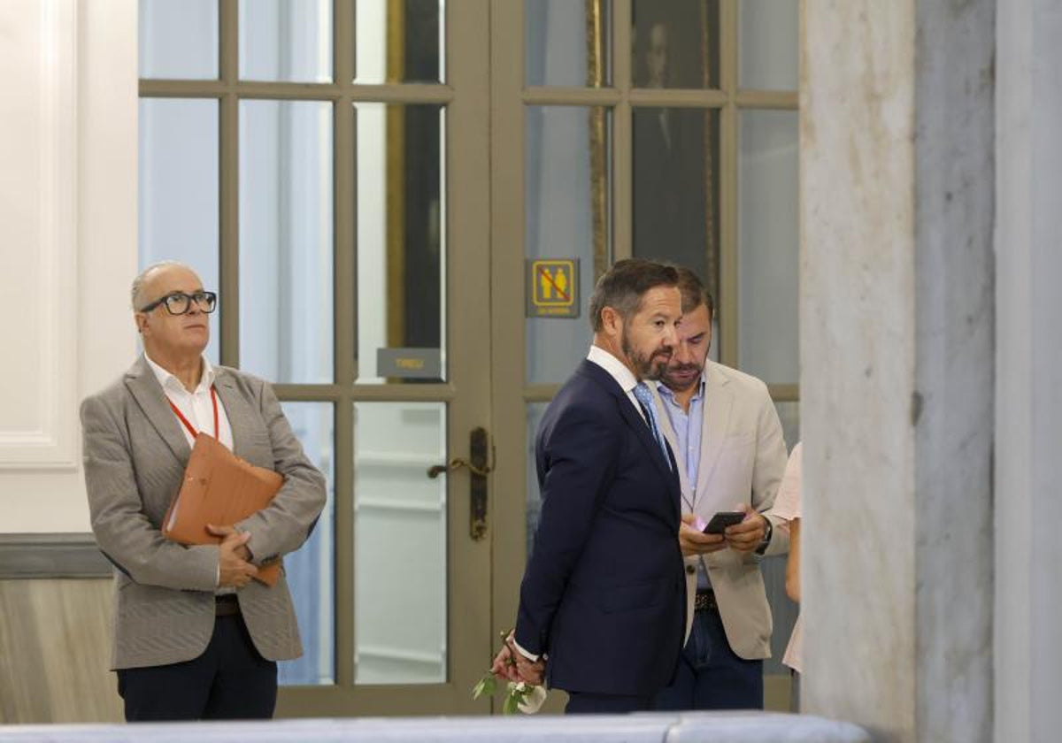 Badenas, con dos de sus colaboradores, en una imagen de archivo.