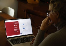 Una mujer entra en la Secretaría Digital de la Generalitat, que permite participar en la consulta.