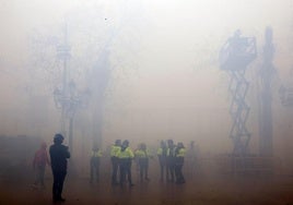 La mascletà de este lunes fue disparada pese a la lluvia.