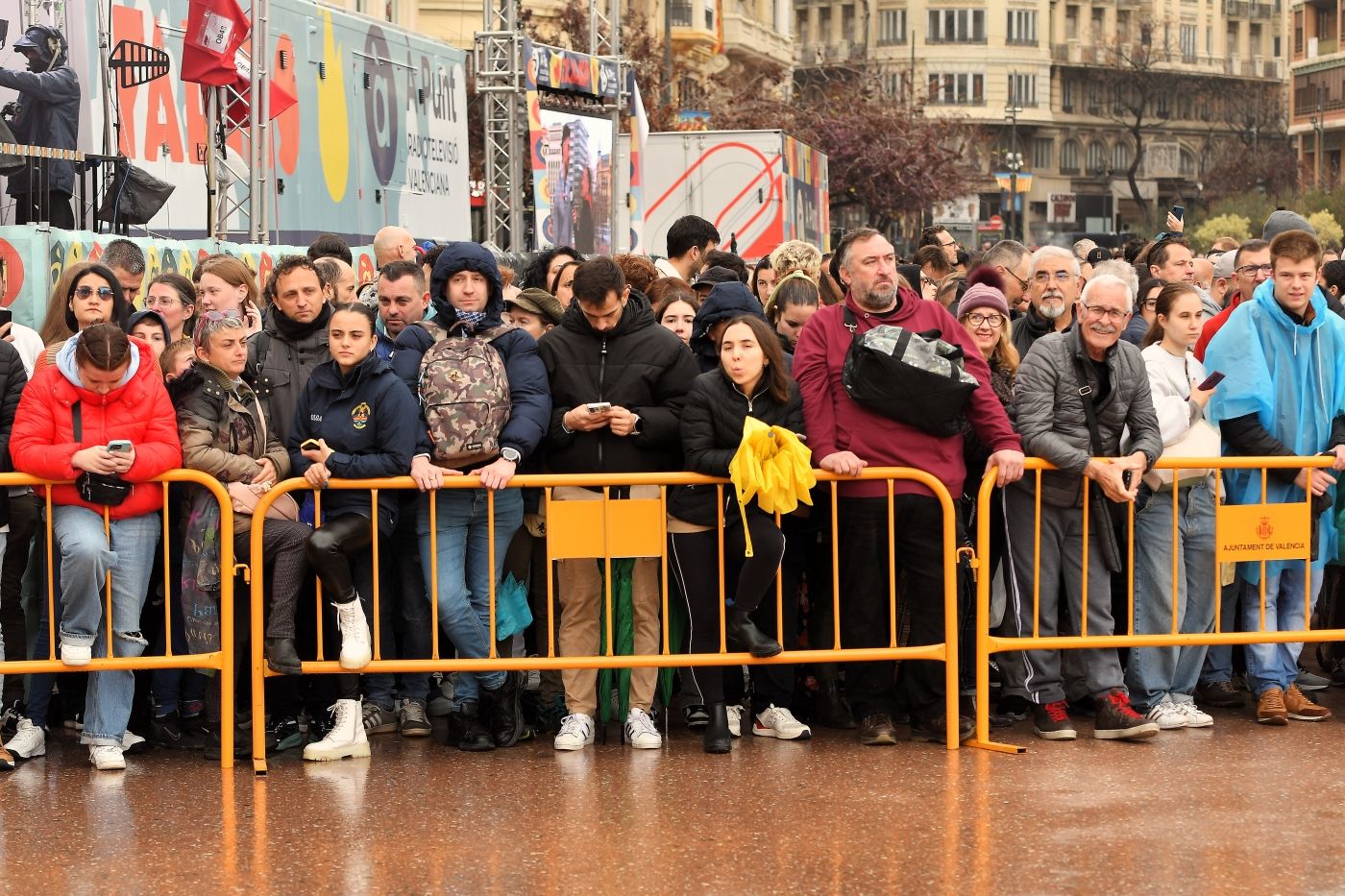 FOTOS | Búscate en la mascletà del lunes 3 de marzo