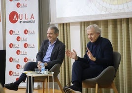 El filólogo y divulgador Emilio del Río, en Aula LAS PROVINCIAS, donde ha presentado su libro 'Carpe Diem. Autoayúdate con los clásicos' en compañía del jefe de Coordinación del diario, Jorge Alacid.