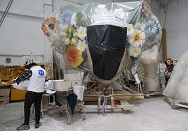 Pieza de Manolo Algarra Viguer, tapada con plásticos, en el taller de la Ciudad del Artista Fallero.
