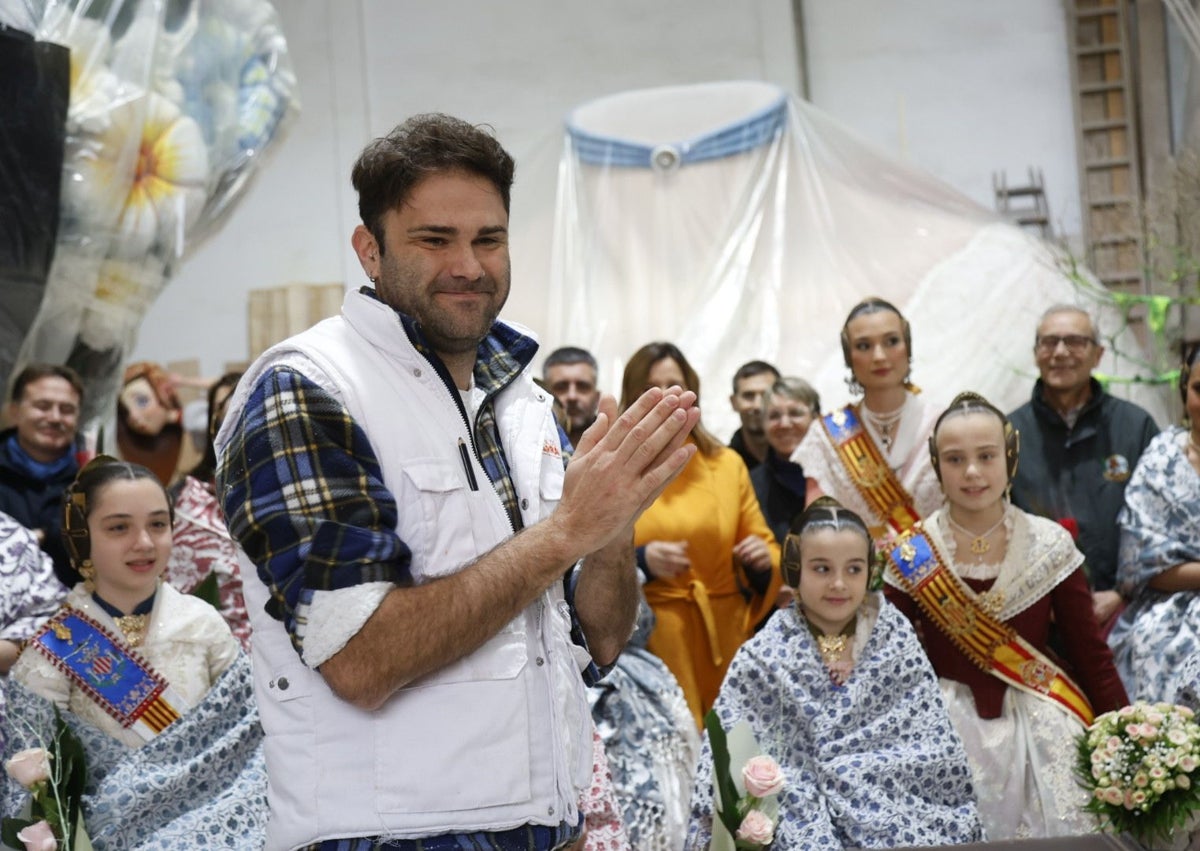 Imagen secundaria 1 - Obsequio entregado en el taller de Platero, visita al taller de Algarra y edil Santiago Ballester, junto a su ninot, en el taller de Ximo Esteve.