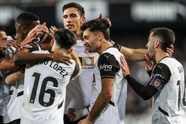 Celebración de un gol del Valencia, durante esta temporada.