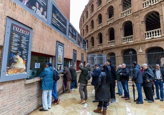 Colas en la Plaza de Toros de Valencia en el primer día de venta física de localidades sueltas.