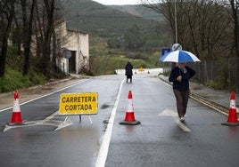 Carretera cortada por la lluvia en Les Coves de Vinromà.