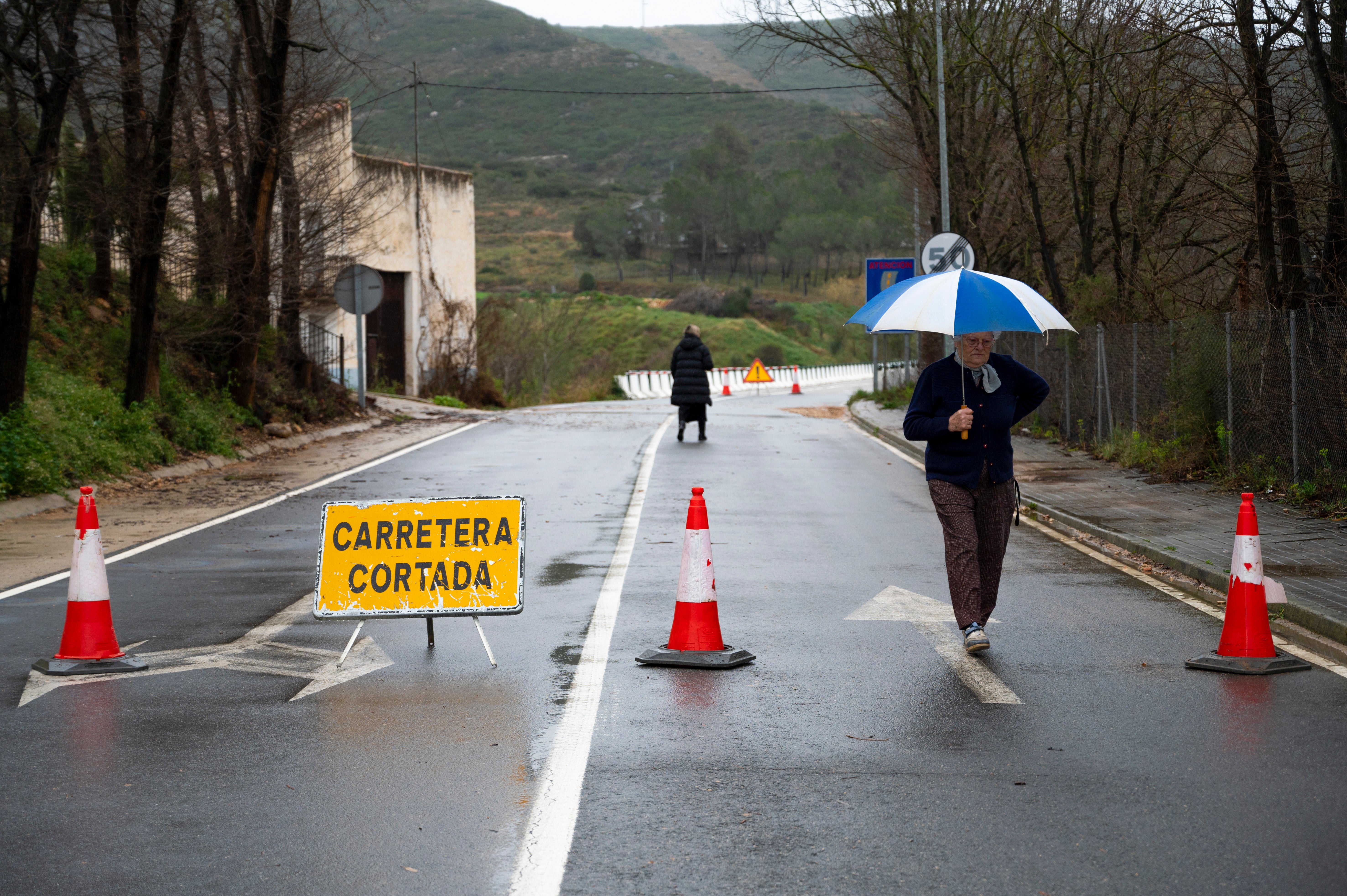 Carretera cortada por la lluvia en Les Coves de Vinromà.