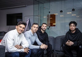 Los capitanes del Valencia, Pepelu, Jaume Doménech y Gayà, junto a Kiat Lim en Paterna.