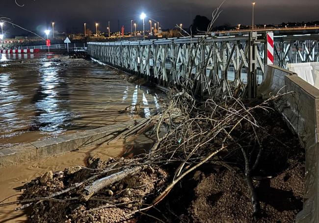 Estado del nivel del agua la noche del lunes junto al puente provisional.