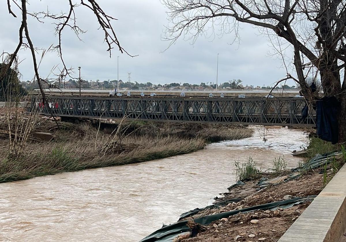 El nivel del Turia respecto al puente provisional construido por los militares, este martes.