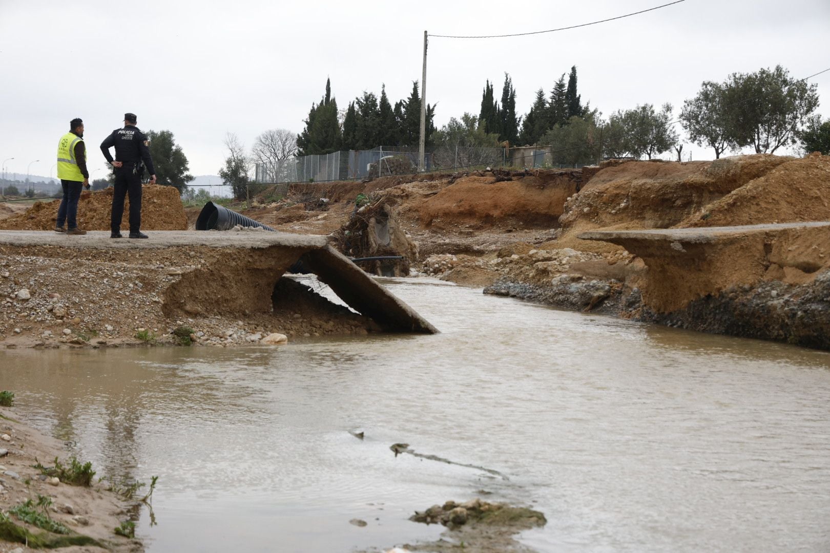 Las lluvias en Cheste dejan caminos anegados.