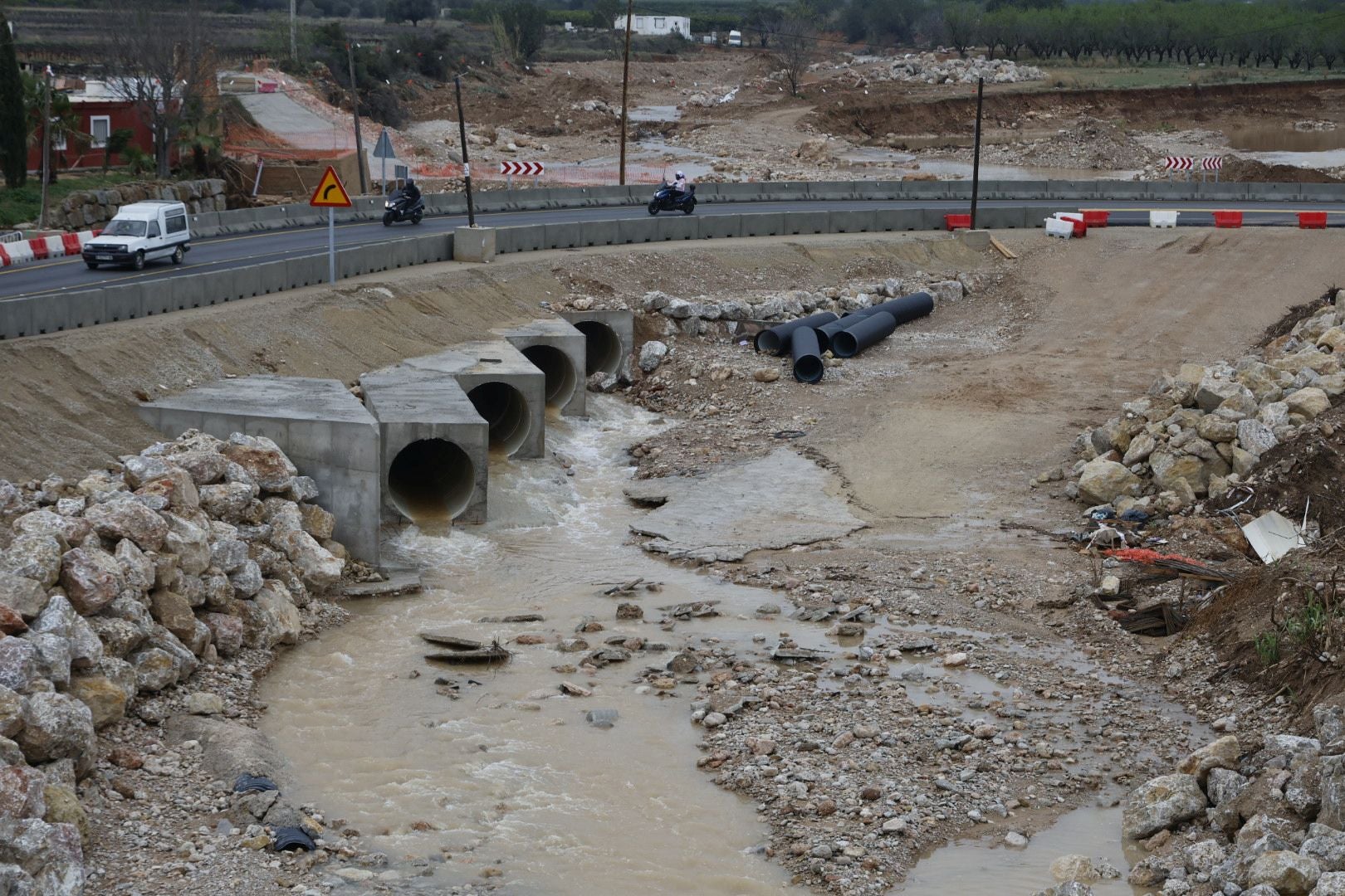 Las lluvias en Cheste dejan caminos anegados.