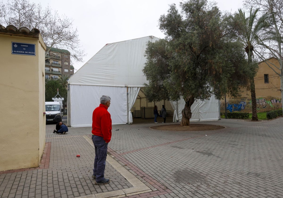 Montaje de la carpa de la falla Maestro Rodrigo.