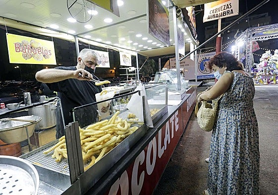 Puesto ambulante de churros y buñuelos, imagen de archivo.