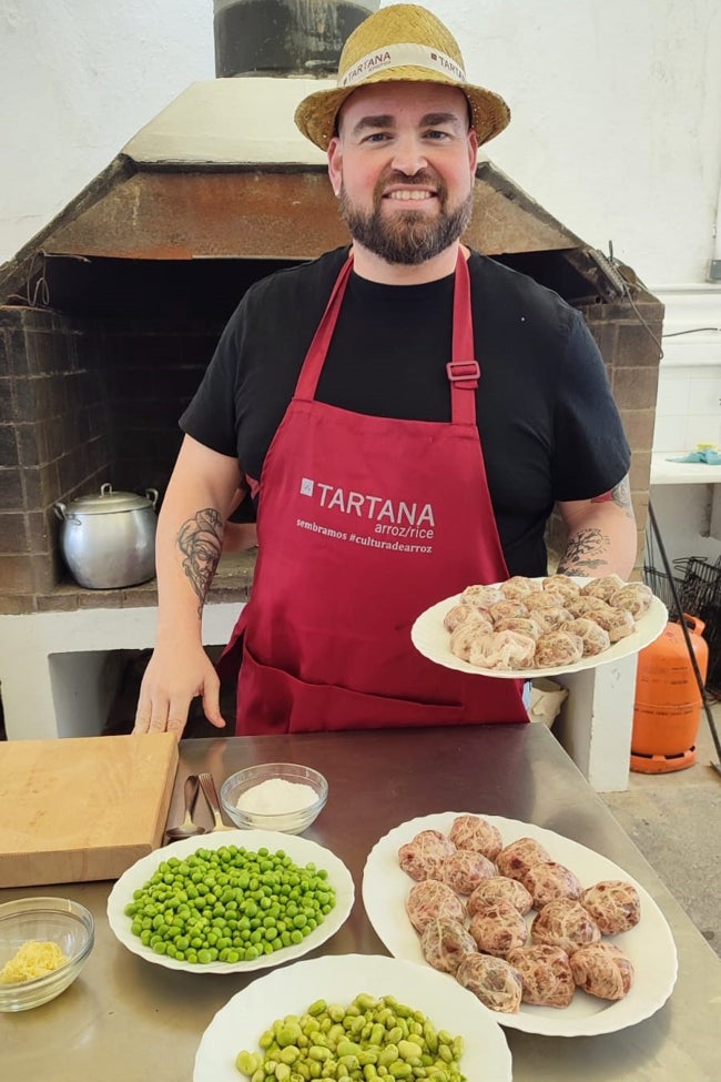 El cocinero Luis Gómez en los preparativos de la paella