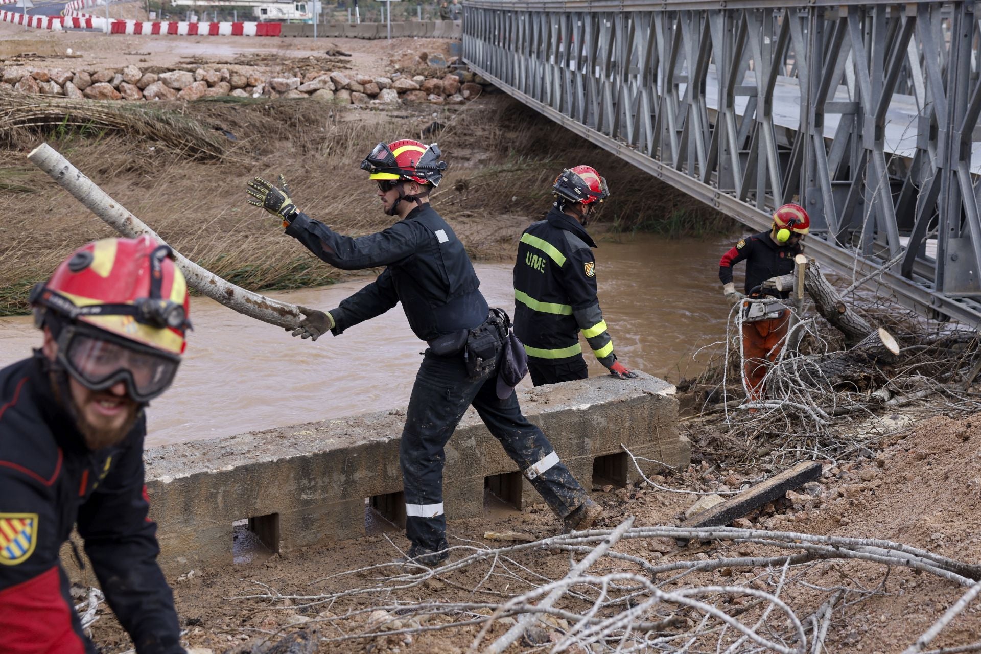 Bomberos trabajando