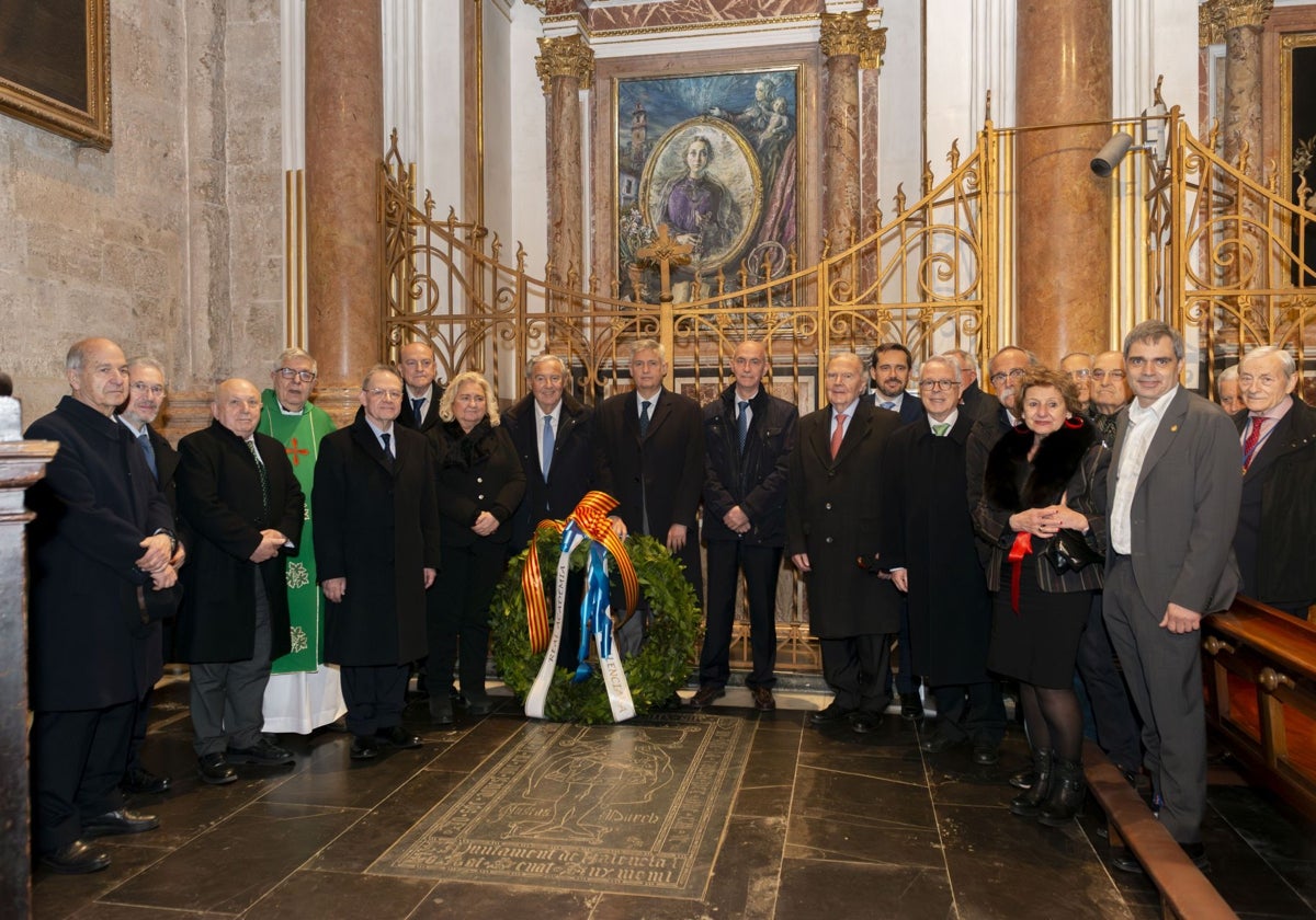 Los académicos en la ofrenda.