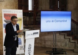 El conseller Rovira durante la presentación de la campaña institucional sobre la consulta.