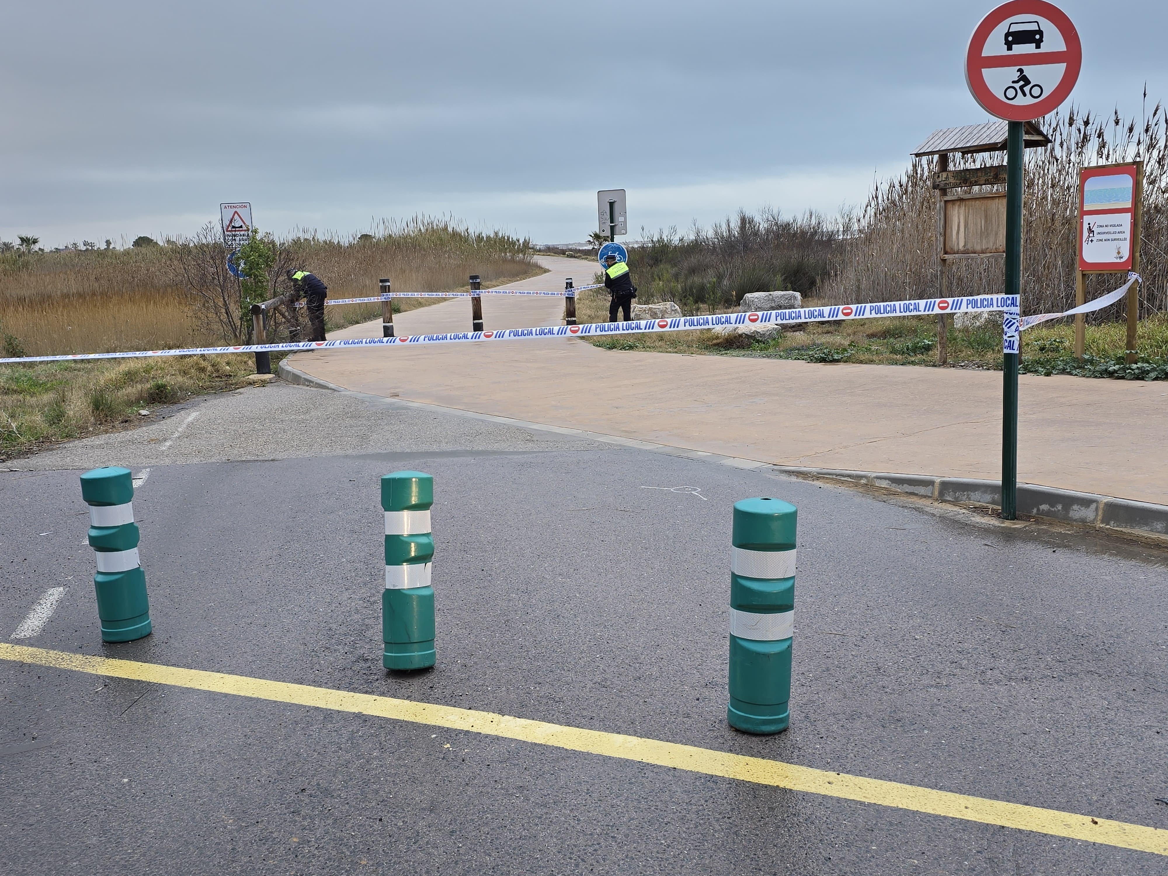 Paso cortado en Sagunto por la Policía Local para evitar incidentes.